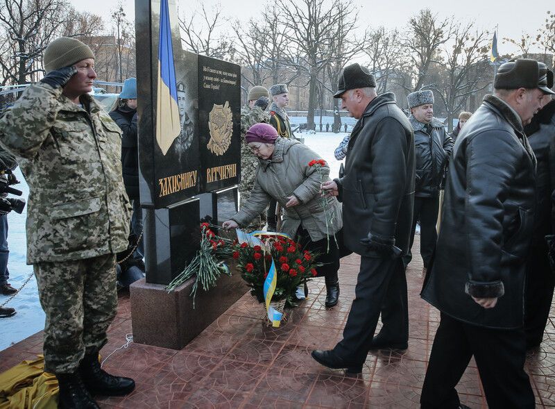 У Києві відкрили стелу "Захиснику Вітчизни"