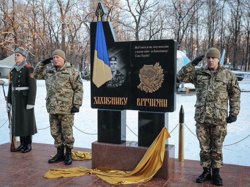 У Києві відкрили стелу "Захиснику Вітчизни"
