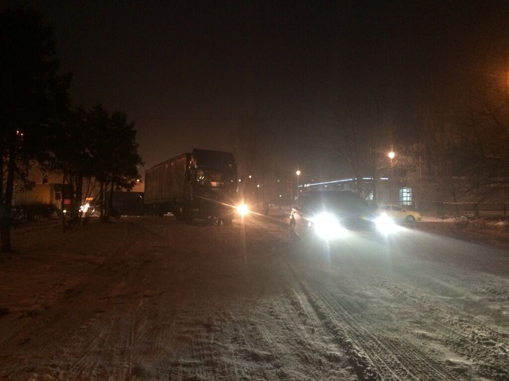 В Киеве грузовик перекрыл всю дорогу: опубликованы фото