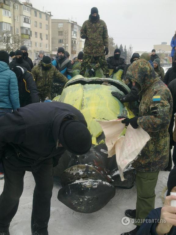 На Днепропетровщине свалили желто-блакитного Ленина: опубликованы фото и видео