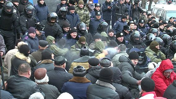 На "Майдане" в Виннице пострадали 7 милиционеров и протестующий: фото столкновений