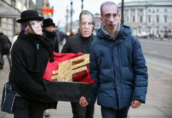 В центре Петербурга устроили "похороны рубля": опубликованы фото