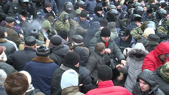 На "Майдане" в Виннице пострадали 7 милиционеров и протестующий: фото столкновений