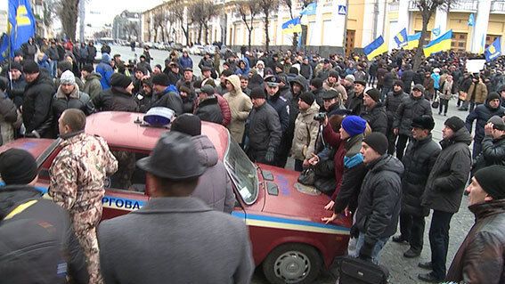 На "Майдане" в Виннице пострадали 7 милиционеров и протестующий: фото столкновений