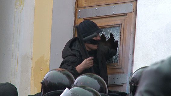 На "Майдане" в Виннице пострадали 7 милиционеров и протестующий: фото столкновений