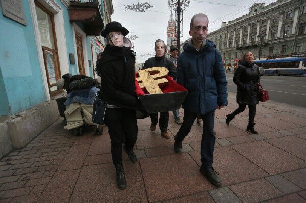 В центре Петербурга устроили "похороны рубля": опубликованы фото