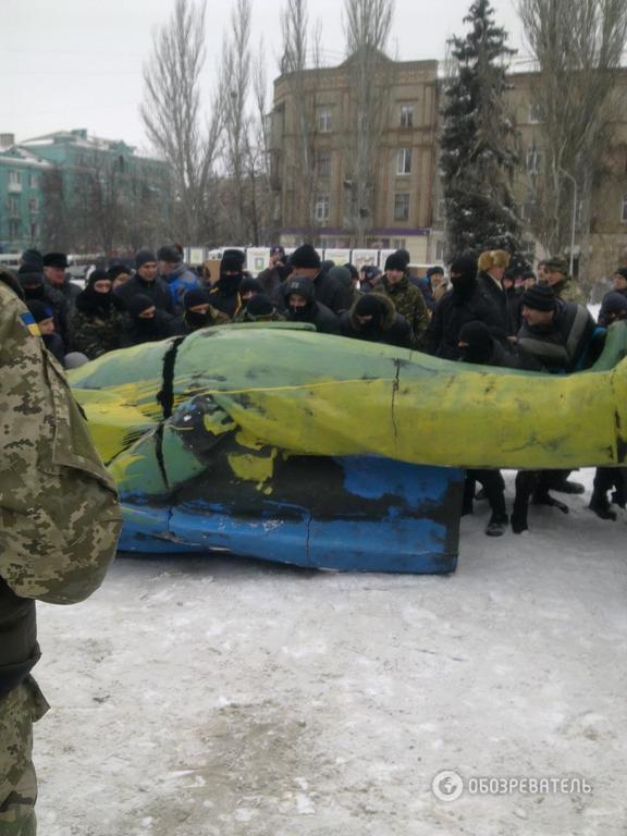 На Днепропетровщине свалили желто-блакитного Ленина: опубликованы фото и видео