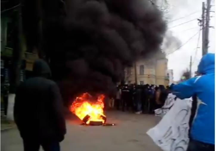 Майдан в Виннице: выбитые стекла, пострадавшие активисты, удравшие депутаты
