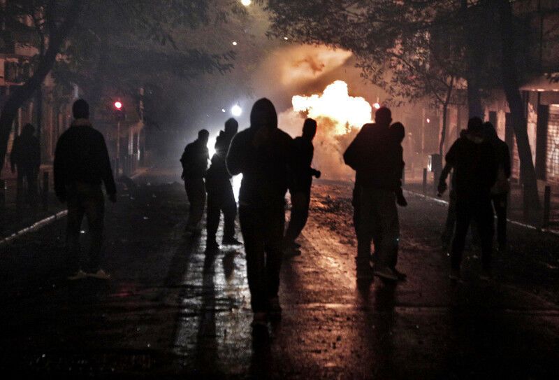 Полиция разогнала протесты в Афинах газом и гранатами. Опубликовано фото и видео