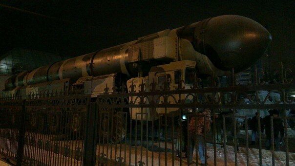 В центре Москвы развернули ракетный комплекс С-300, в Одинцово пригнали "Тополь": фото очевидцев