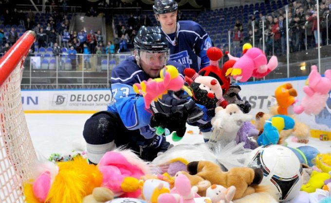 Российские хоккеисты собрали подарки для детей Донбасса