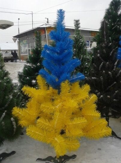 В Киеве продают патриотичные елки: фотофакт