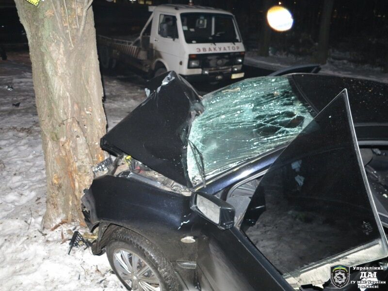 В Киеве иномарка врезалась в дерево: погибли три человека