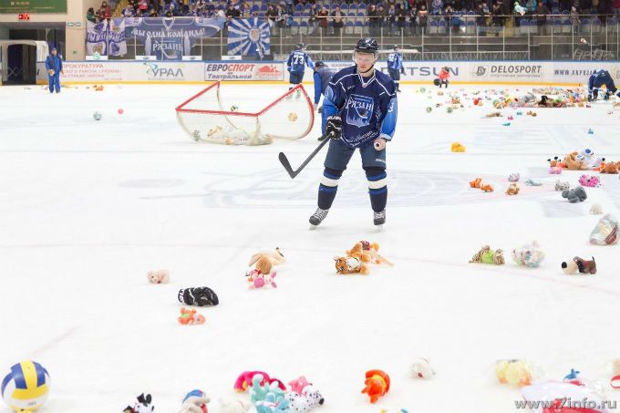 Российские хоккеисты собрали подарки для детей Донбасса