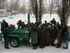 На Луганщине люди часами стоят в голодных очередях за бесплатным питанием: фотофакт
