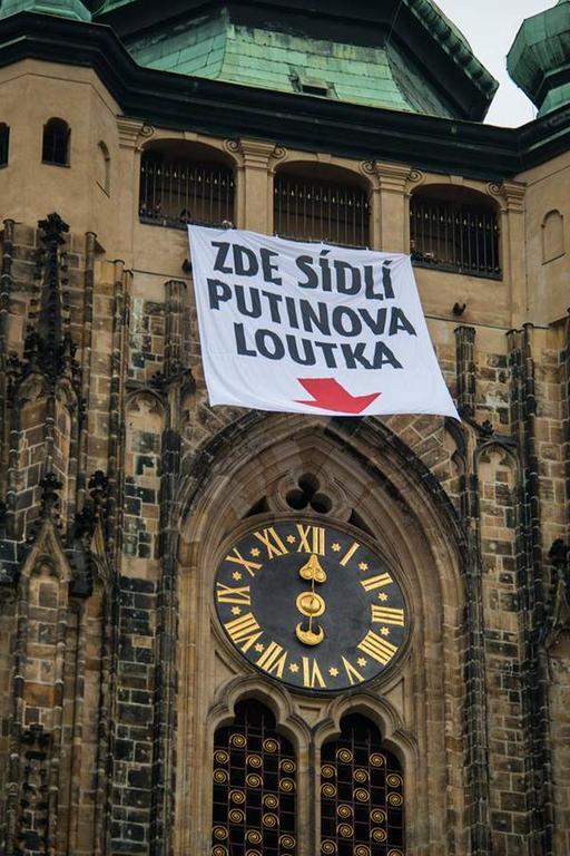 В Праге на резиденции президента вывесили баннер "здесь сидит марионетка Путина": опубликованы фото