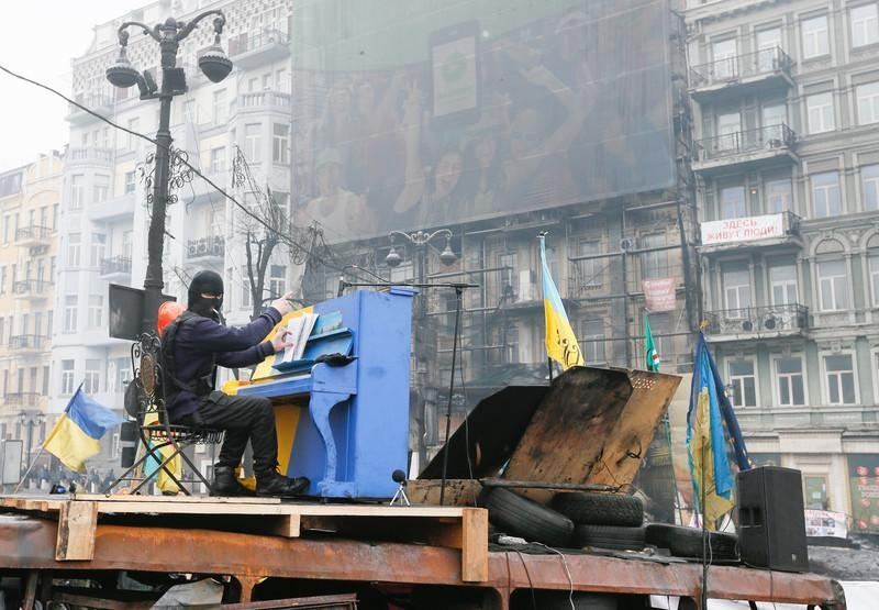 Руслана сыграла на пианино посреди баррикад на Грушевского