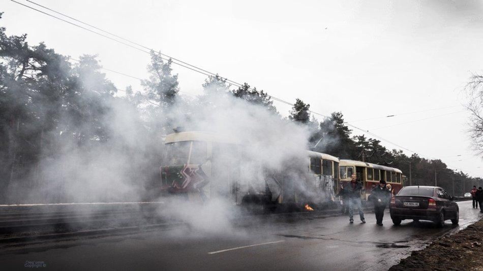 В Киеве, на Воскресенке, загорелся трамвай с пассажирами