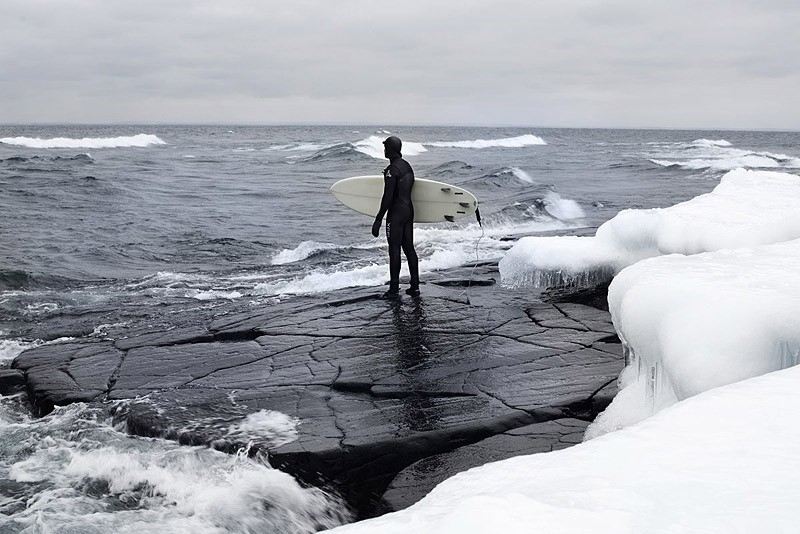 Неймовірні фото серфінгу в напівзамерзлий озері