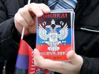 У Донецьку почали роздавати паспорти Донецької республіки