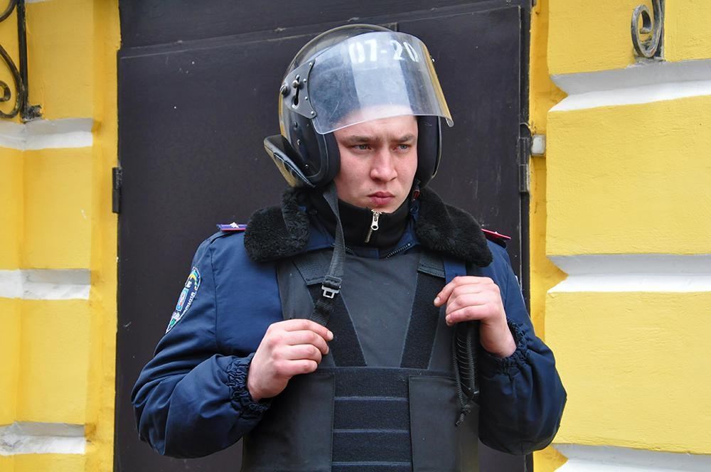 Около 100 человек с битами и щитами пикетируют Подольский суд Киева