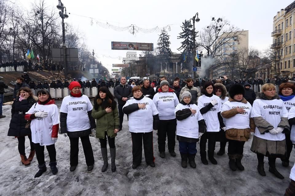 "Солдатские матери" пытались разобрать баррикады на Грушевского