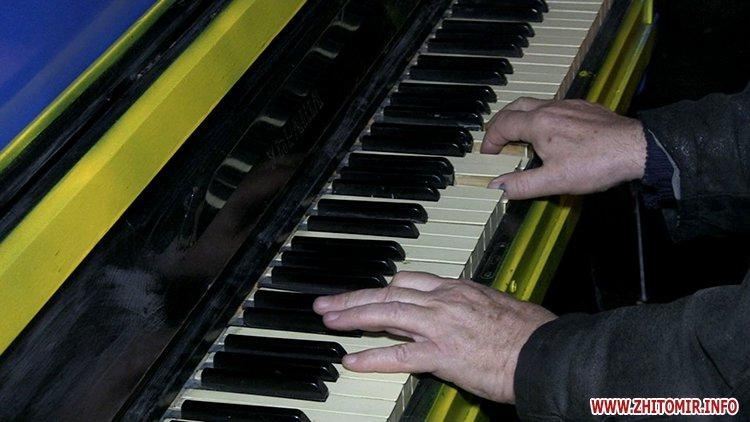 В Житомире в центре города установили майдановское пианино