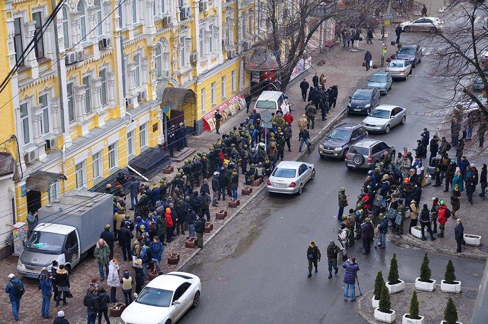 Близько 100 осіб з бітами і щитами пікетують Подільський суд Києва