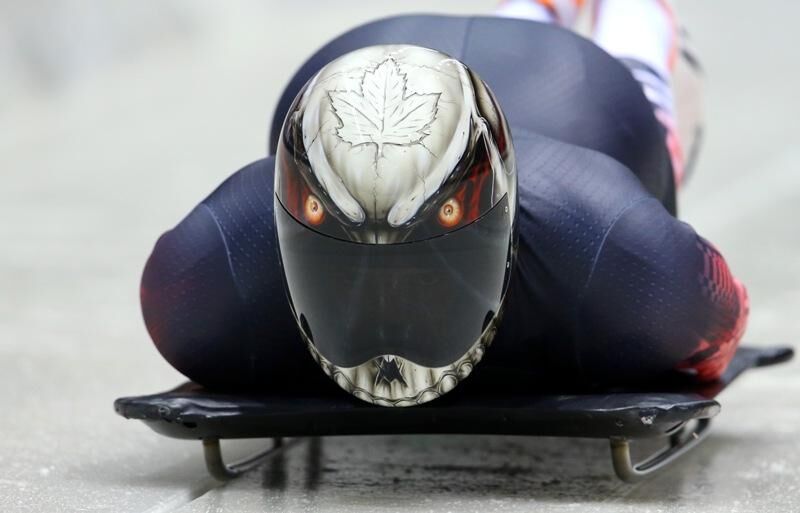 Скелет и светящийся мозг. 10 самых необычных шлемов скелетонистов Олимпиады