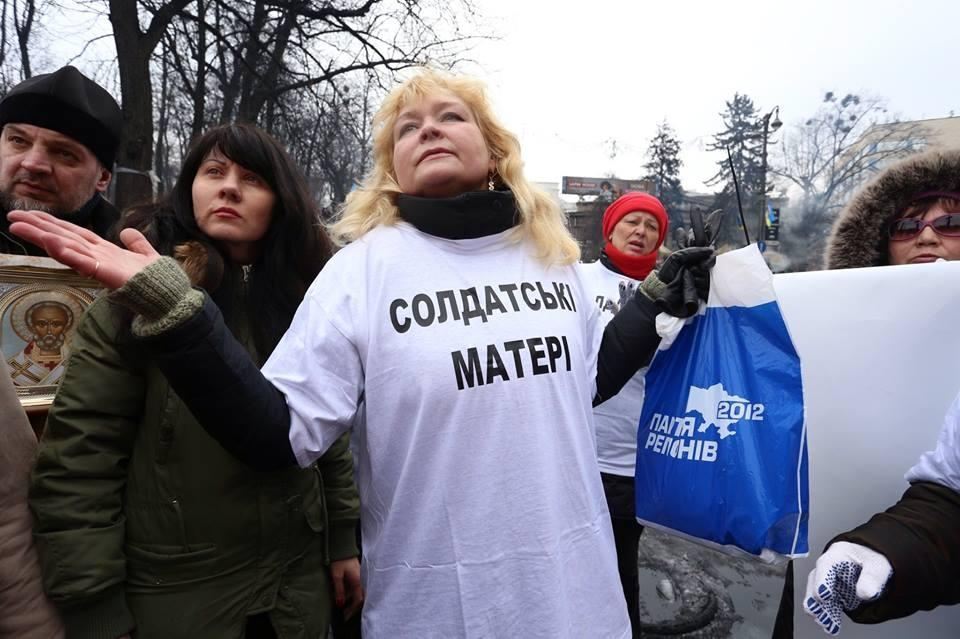 "Солдатські матері" намагалися розібрати барикади на Грушевського