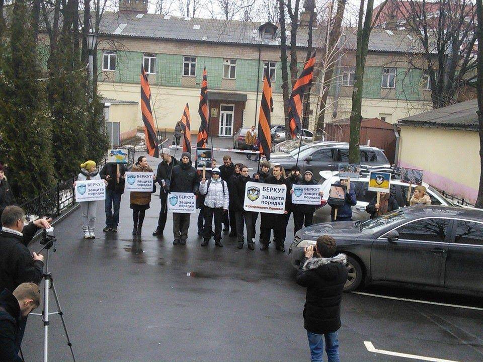 В Киеве 15 человек митингуют в поддержку "Беркута"
