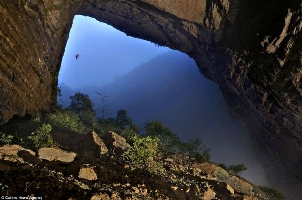 Затерянный мир: в Китае была обнаружена огромная пещера со своим климатом
