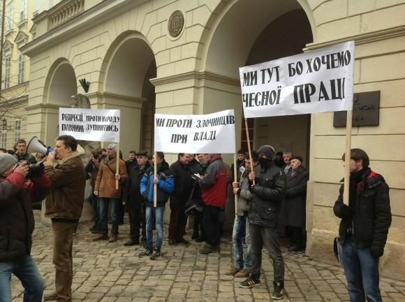 Во Львове на предупредительную забастовку вышли тысячи людей