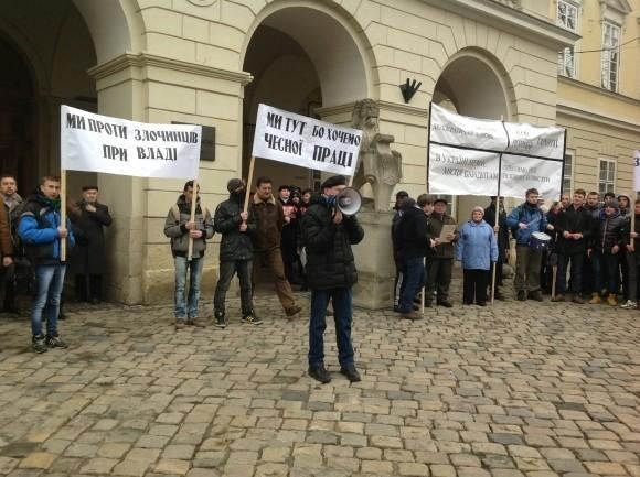 Во Львове на предупредительную забастовку вышли тысячи людей