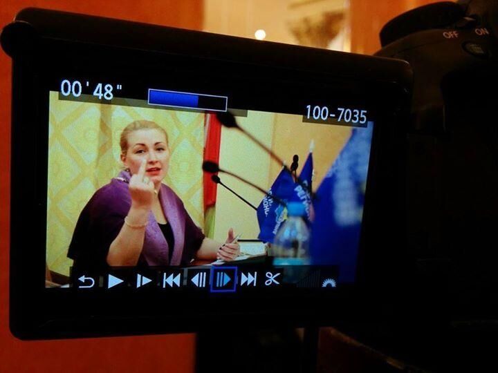 Депутат від Партії регіонів показав журналістам середній палець