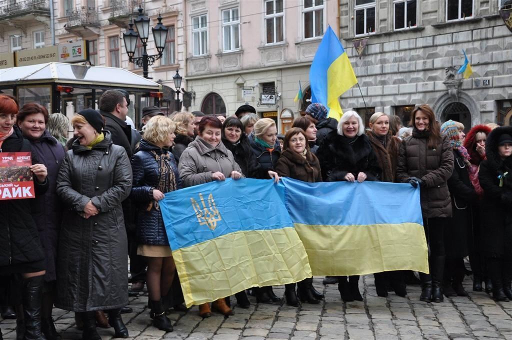 У Львові працівники мерії заспівали гімн України на центральній площі 