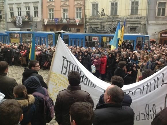 Во Львове на предупредительную забастовку вышли тысячи людей