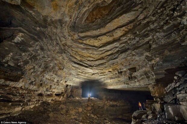 Затерянный мир: в Китае была обнаружена огромная пещера со своим климатом