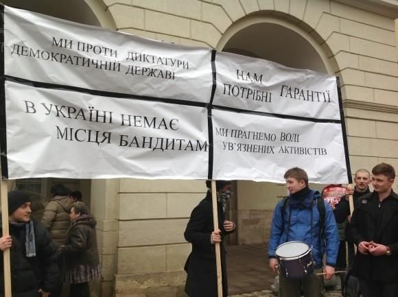 У Львові на попереджувальний страйк вийшли тисячі людей