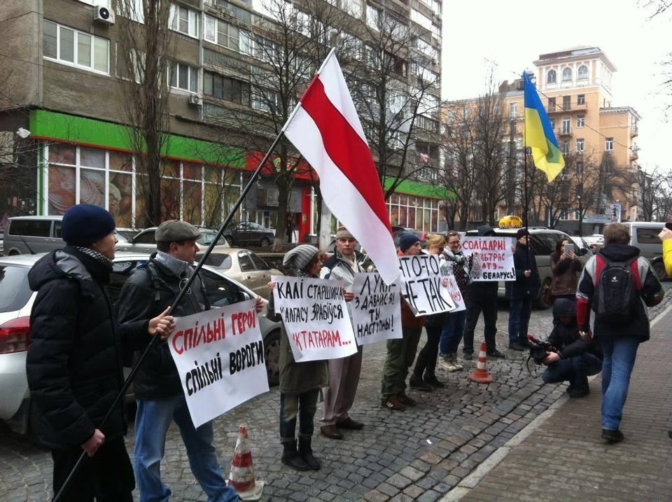 В Киеве посольство Беларуси  пикетируют активисты Майдана