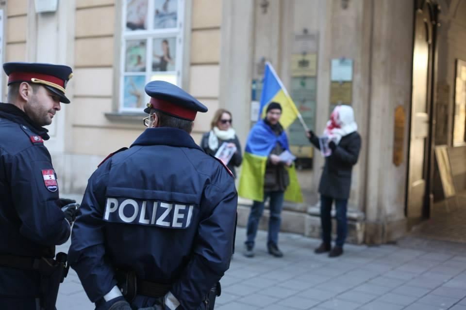 Майдан настиг невестку Азарова в Вене