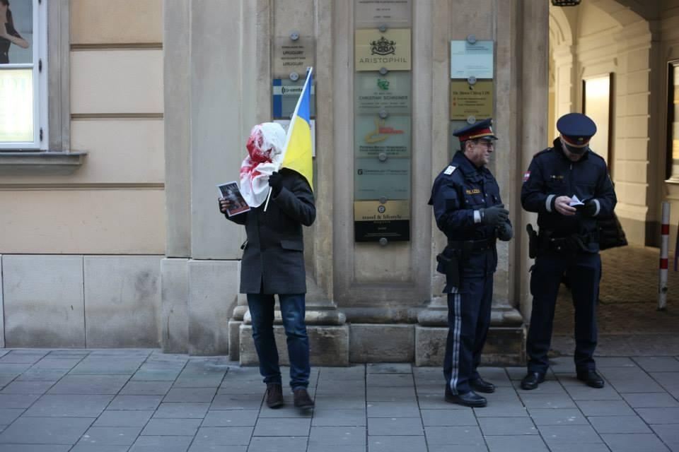 Майдан настиг невестку Азарова в Вене