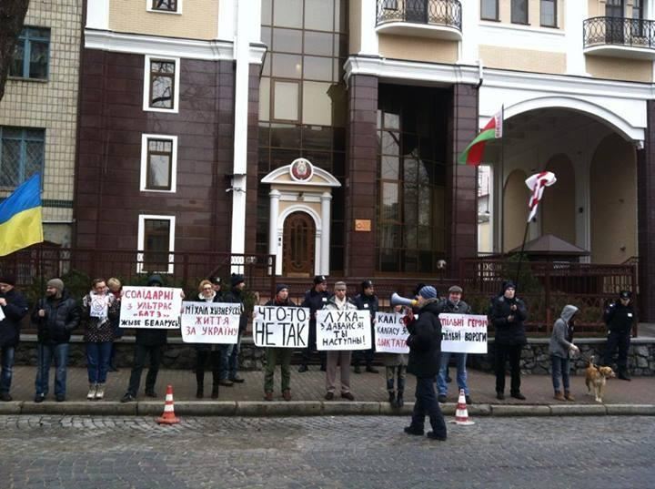 У Києві посольство Білорусі пікетують активісти Майдану