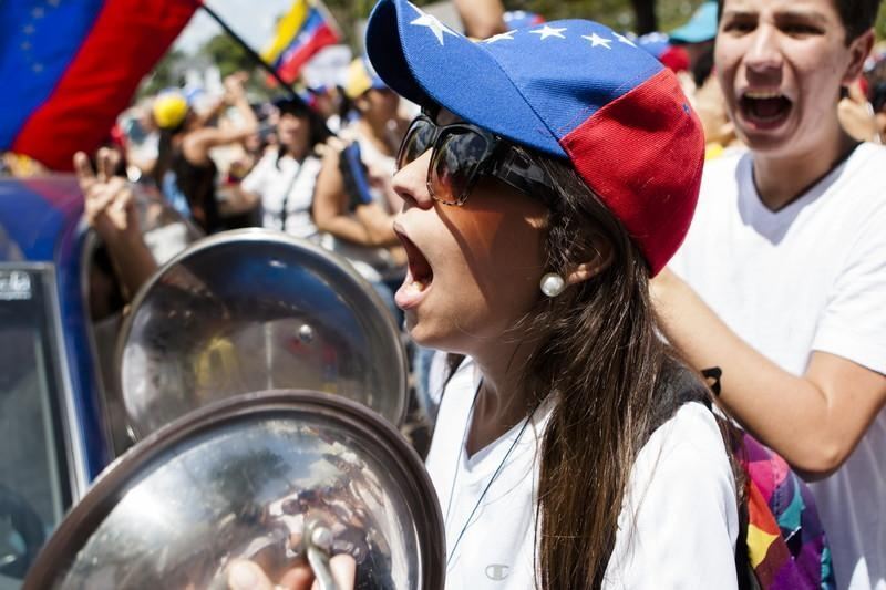 Власть и оппозиция Венесуэлы выводят людей на улицы