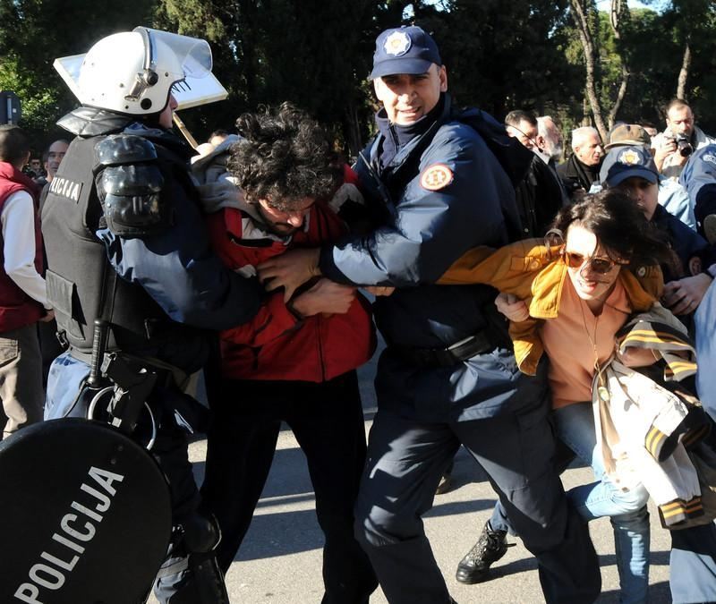 Антиправительственные протесты в Черногории переросли в столкновения с полицией