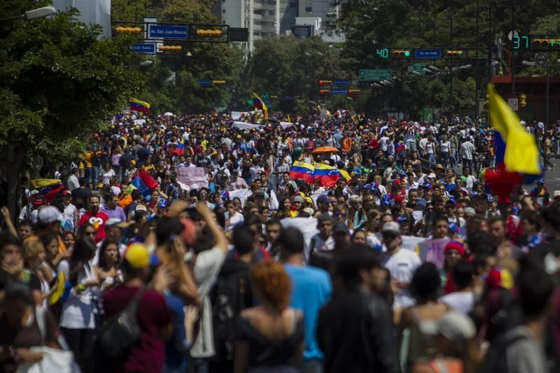 Власть и оппозиция Венесуэлы выводят людей на улицы