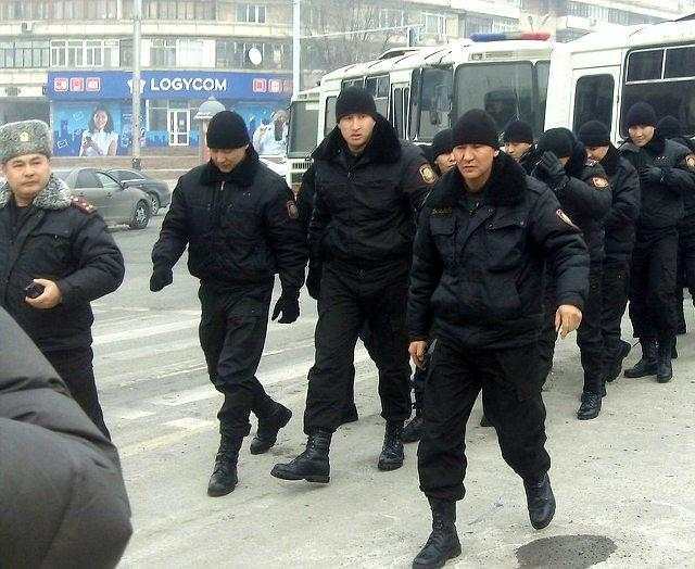 Поліція Алмати розігнала мітинг незадоволених девальвацією: десятки людей затримано