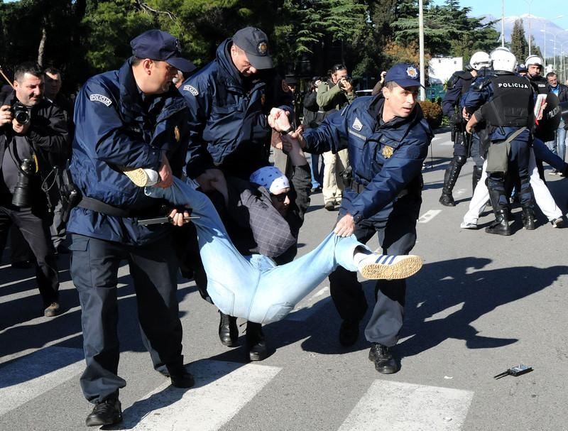 Антиурядові протести в Чорногорії переросли в зіткнення з поліцією