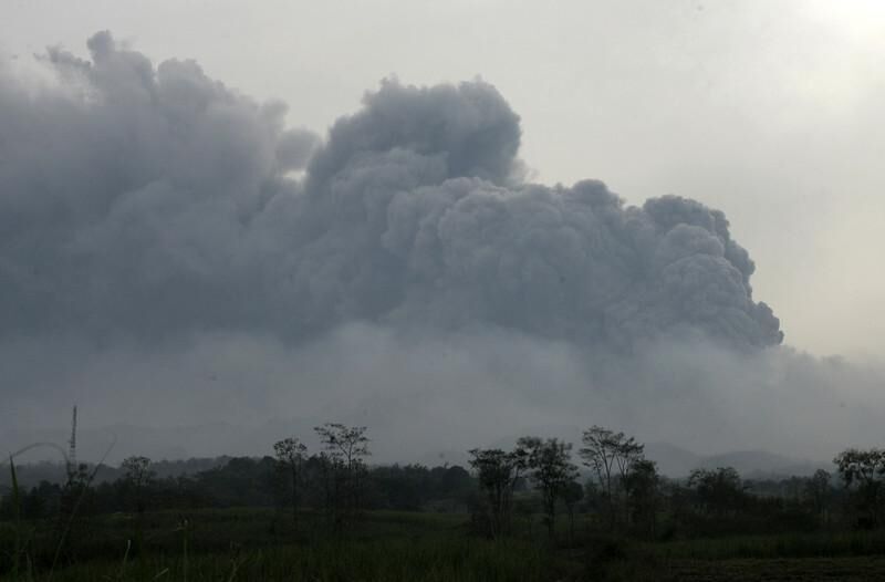 На острове Ява трое человек погибли из-за извержения вулкана