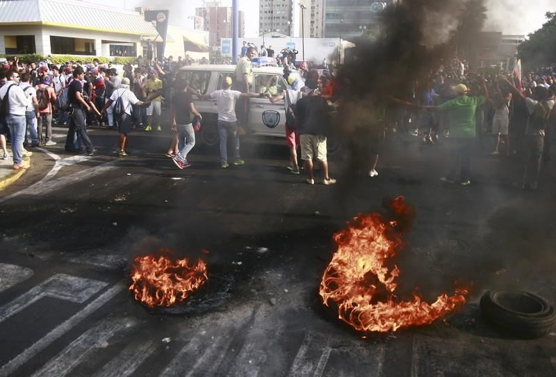 Влада і опозиція Венесуели виводять людей на вулиці